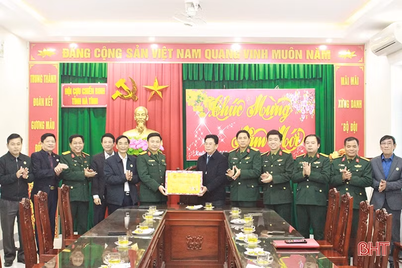 Bộ Tư lệnh Quân khu 4 chúc tết lực lượng vũ trang tỉnh Hà Tĩnh