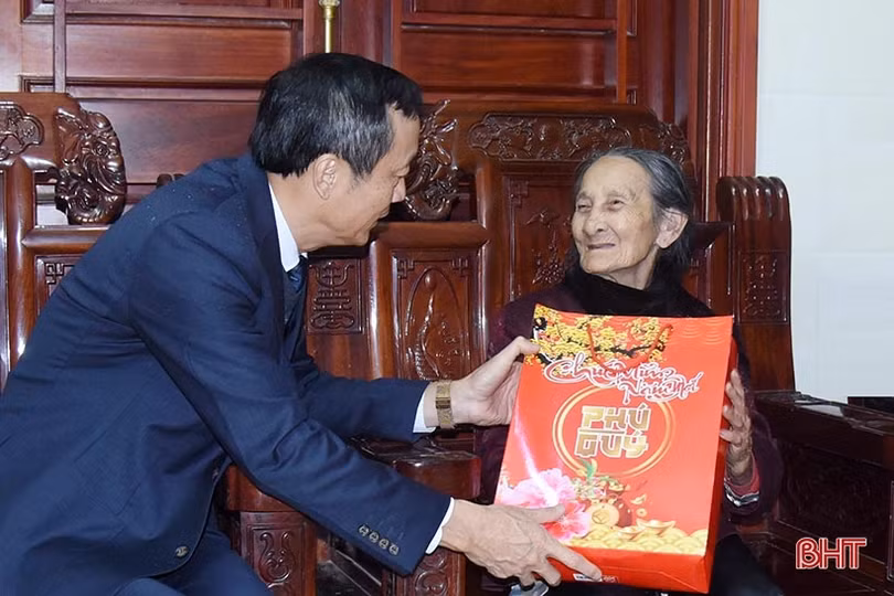Bí thư Đảng ủy Khối CCQ&DN Hà Tĩnh trao tặng quà tết mẹ Việt Nam anh hùng