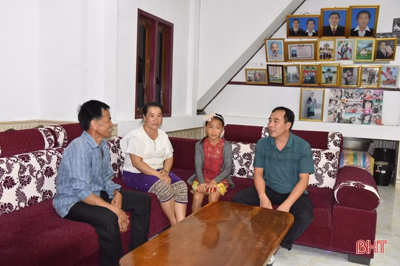 Chung tay dệt tình đoàn kết Việt - Lào