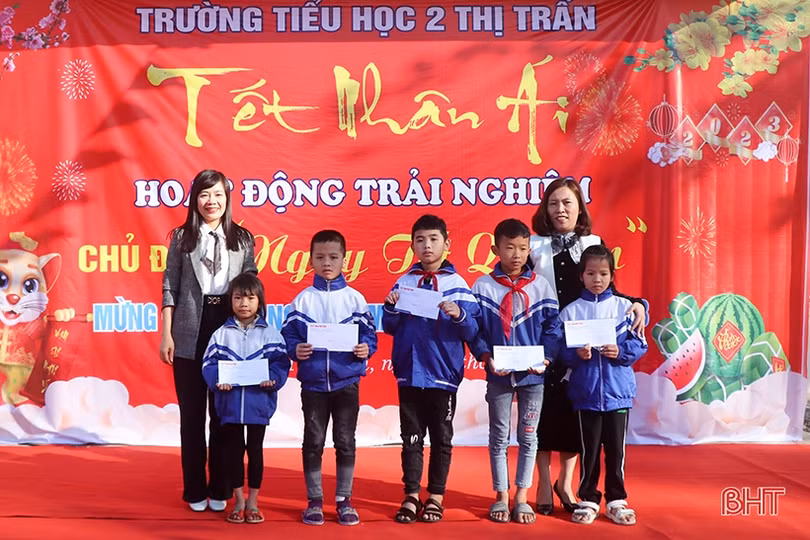 Báo Hà Tĩnh trao tặng 30 suất quà tết cho học sinh, các gia đình có hoàn cảnh khó khăn