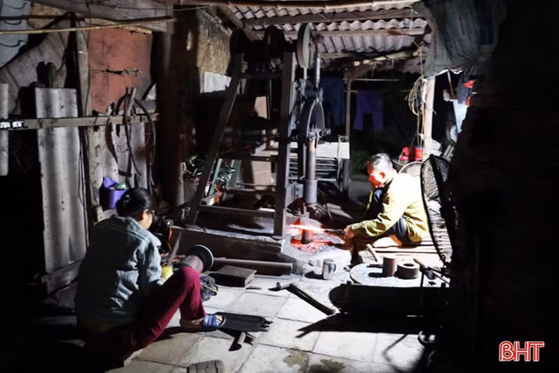 Làng rèn Trung Lương đỏ lửa ngày đêm phục vụ thị trường tết