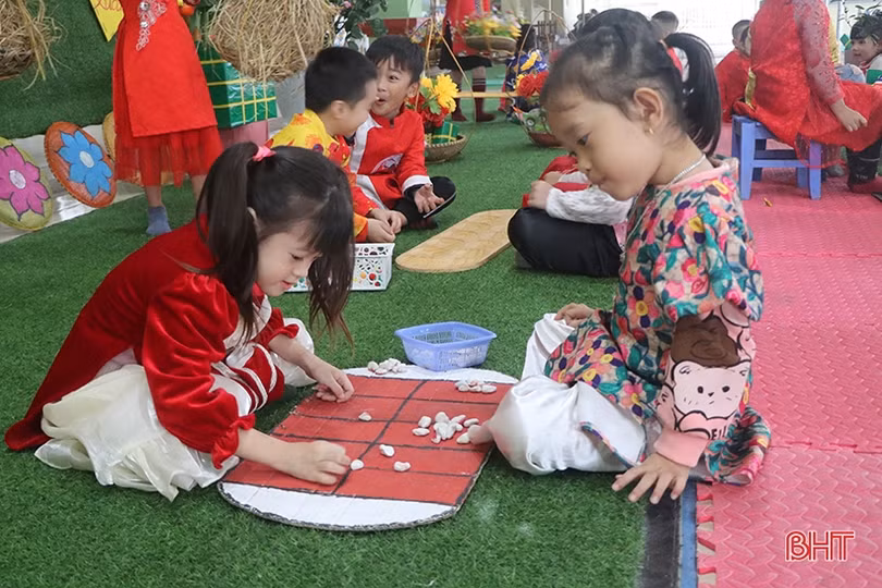 Học sinh mầm non Hà Tĩnh trải nghiệm không gian tết xưa