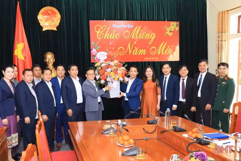 Tiếp tục vun đắp tình đoàn kết giữa các huyện Khăm Cợt, Xay Cham Pon và Hương Sơn