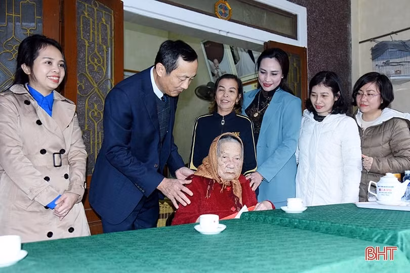 Bí thư Đảng ủy Khối CCQ&DN Hà Tĩnh trao tặng quà tết mẹ Việt Nam anh hùng