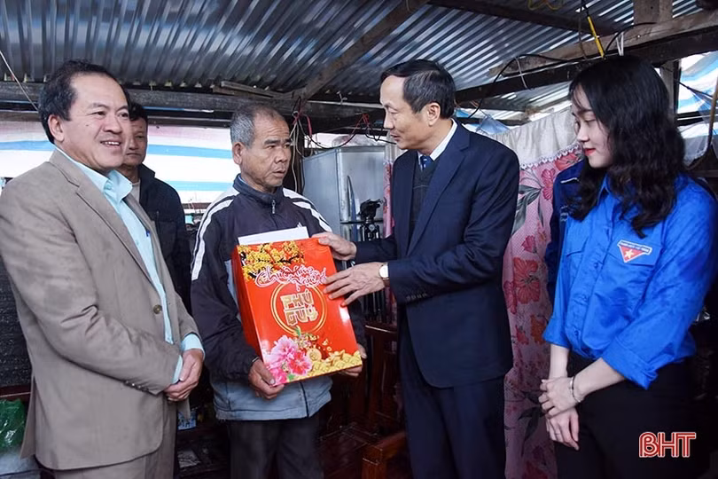 Bí thư Đảng ủy Khối CCQ&DN Hà Tĩnh trao tặng quà tết mẹ Việt Nam anh hùng