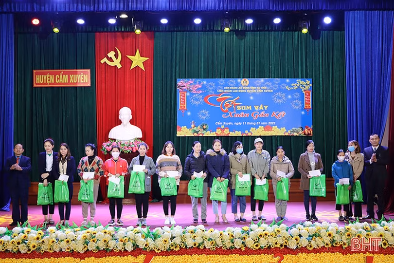 Nhiều phần quà đến với người nghèo, người lao động khó khăn ở Hà Tĩnh