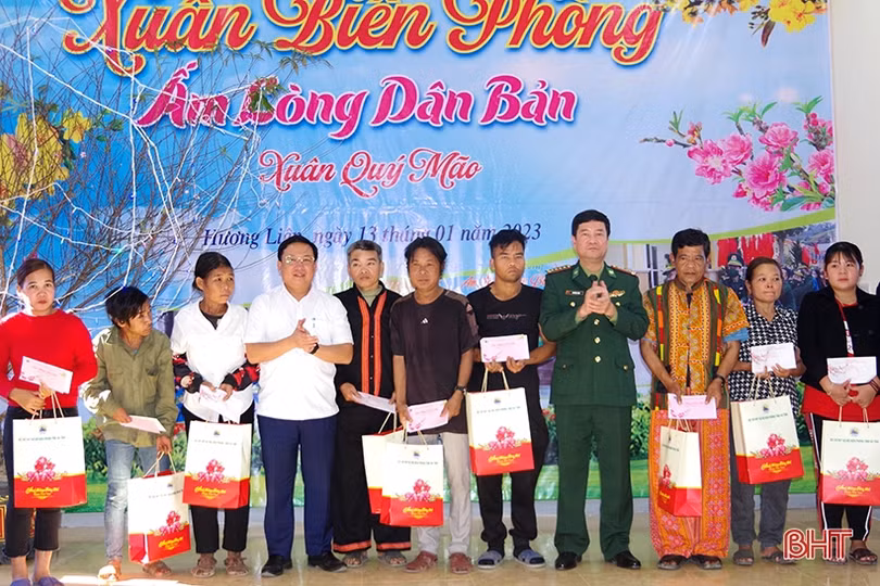 Mang “Xuân biên phòng, ấm lòng dân bản” đến bà con dân tộc Chứt