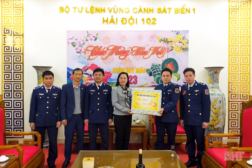 Trưởng ban Dân vận Tỉnh ủy tặng quà tết ở Đức Thọ