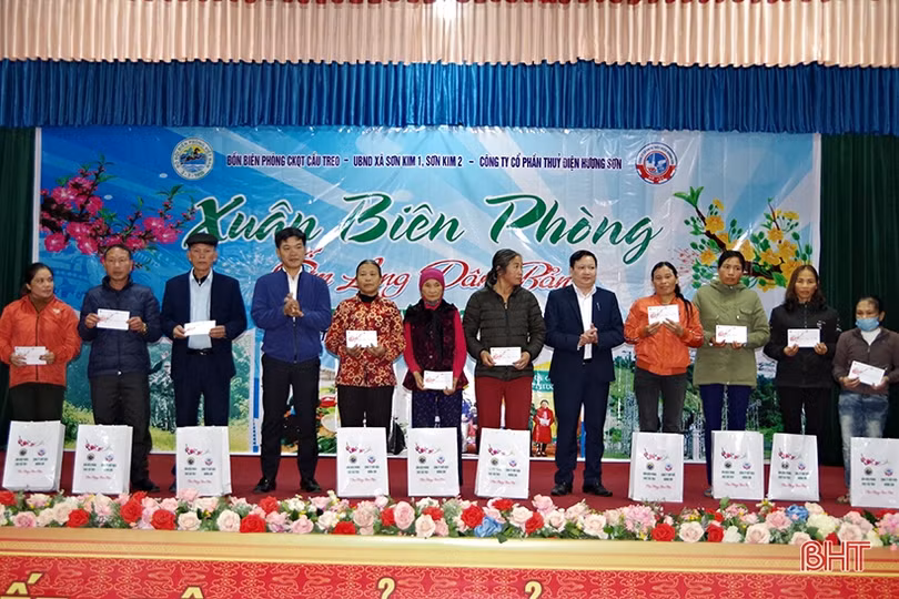 Chương trình “Xuân biên phòng, ấm lòng dân bản” trao tặng nhiều suất quà cho hộ nghèo Hương Sơn