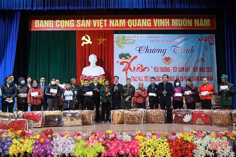 Trao tặng 200 suất quà tết cho hộ nghèo, hộ có hoàn cảnh khó khăn ở TP Hà Tĩnh