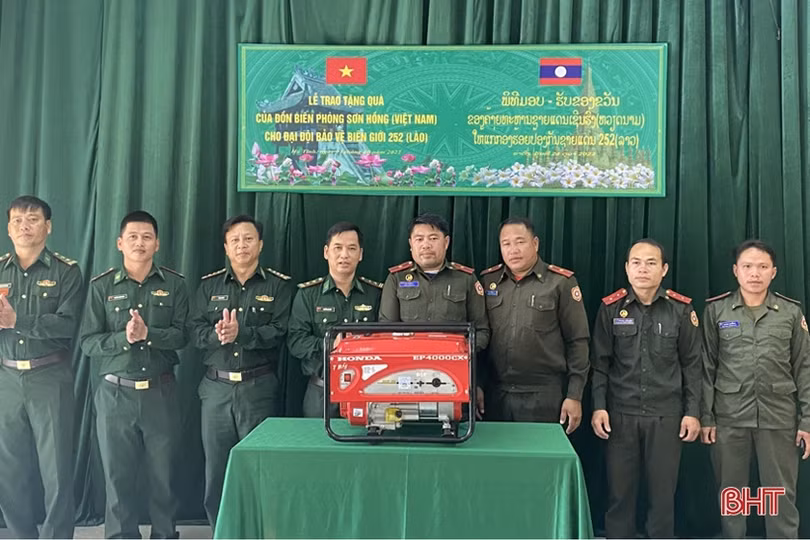 Chung tay dệt tình đoàn kết Việt - Lào