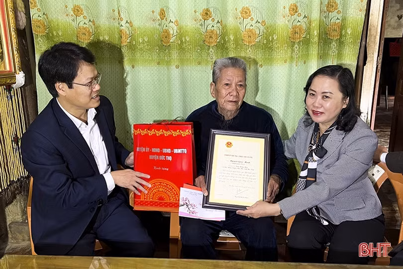 Trưởng ban Dân vận Tỉnh ủy tặng quà tết ở Đức Thọ