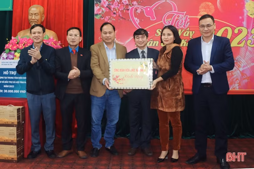 “Tết sum vầy, xuân gắn kết” tại Trung tâm Điều dưỡng Người có công và Bảo trợ xã hội Hà Tĩnh