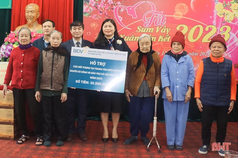 “Tết sum vầy, xuân gắn kết” tại Trung tâm Điều dưỡng Người có công và Bảo trợ xã hội Hà Tĩnh