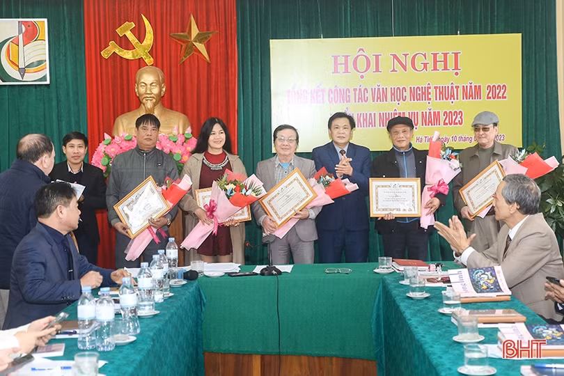 Đoàn kết, thống nhất, đóng góp tích cực vào sự phát triển văn học nghệ thuật 