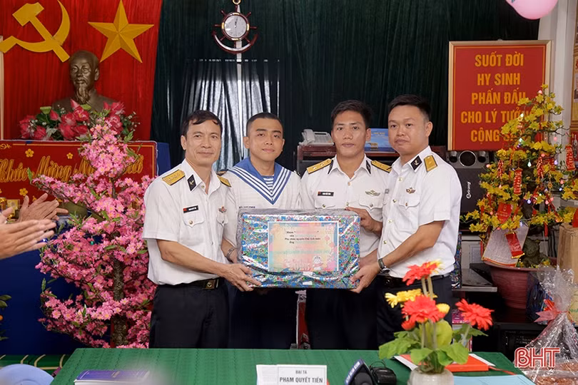 Hoàn thành chuyến thăm, chúc tết cán bộ, chiến sĩ bảo vệ chủ quyền ở thềm lục địa phía Nam của Tổ quốc