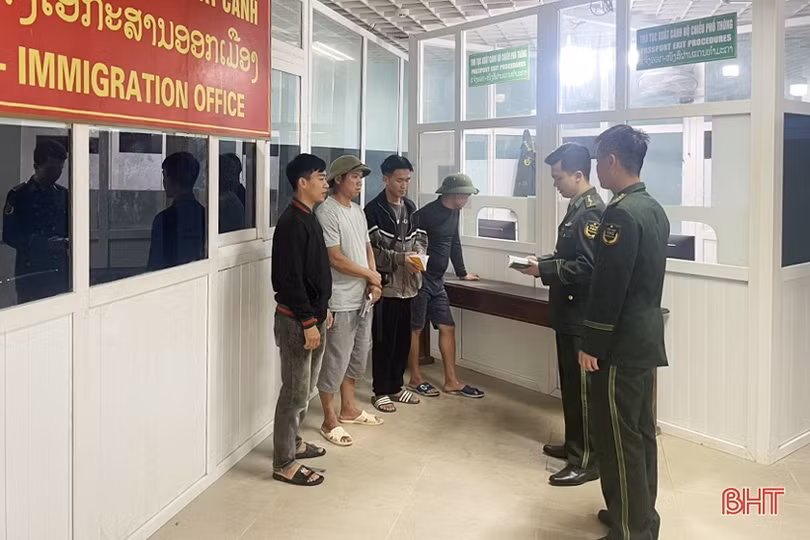 Chung tay dệt tình đoàn kết Việt - Lào
