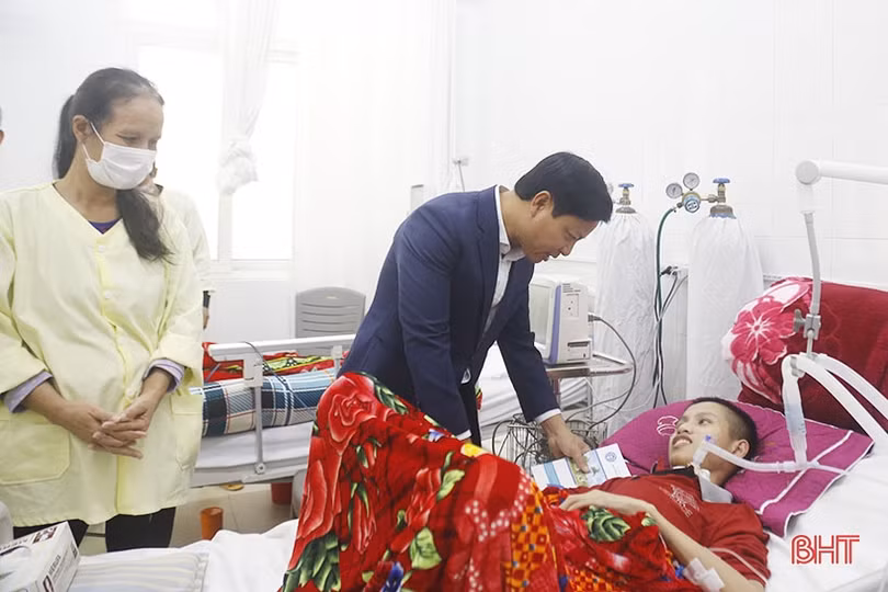 Bảo hiểm xã hội Hà Tĩnh trao quà tết cho bệnh nhân khó khăn