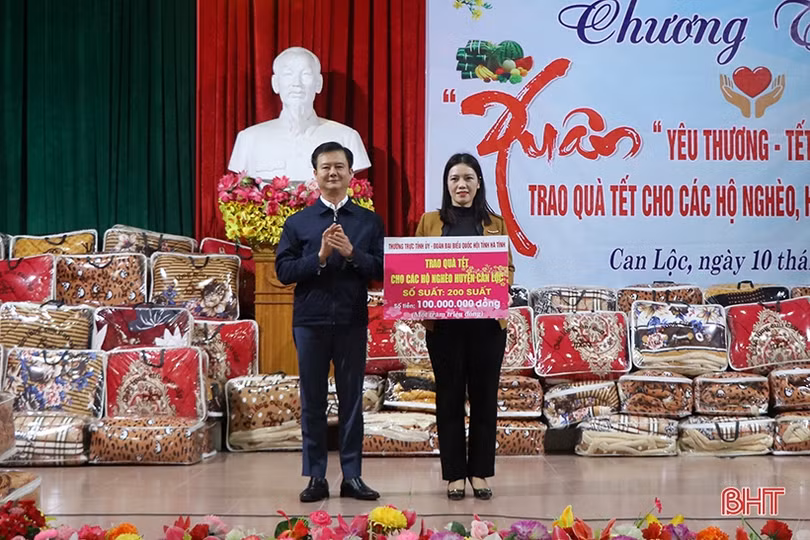 Các địa phương tặng quà tết cho hộ nghèo, người lao động khó khăn