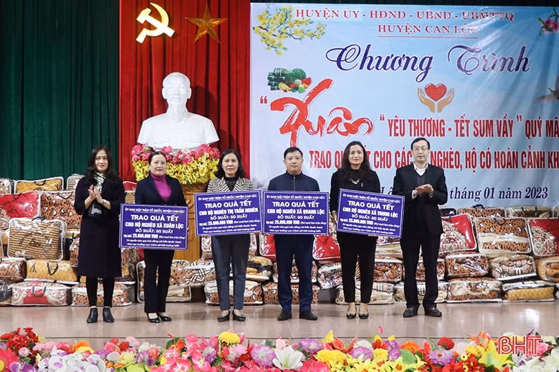 Các địa phương tặng quà tết cho hộ nghèo, người lao động khó khăn