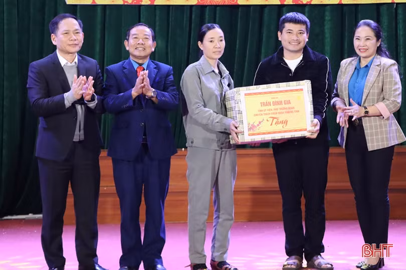 Nhiều phần quà đến với người nghèo, người lao động khó khăn ở Hà Tĩnh
