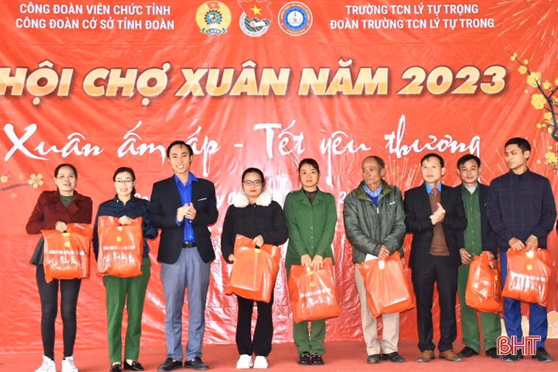Mang tết yêu thương đến với học sinh nghèo, trẻ em mồ côi 