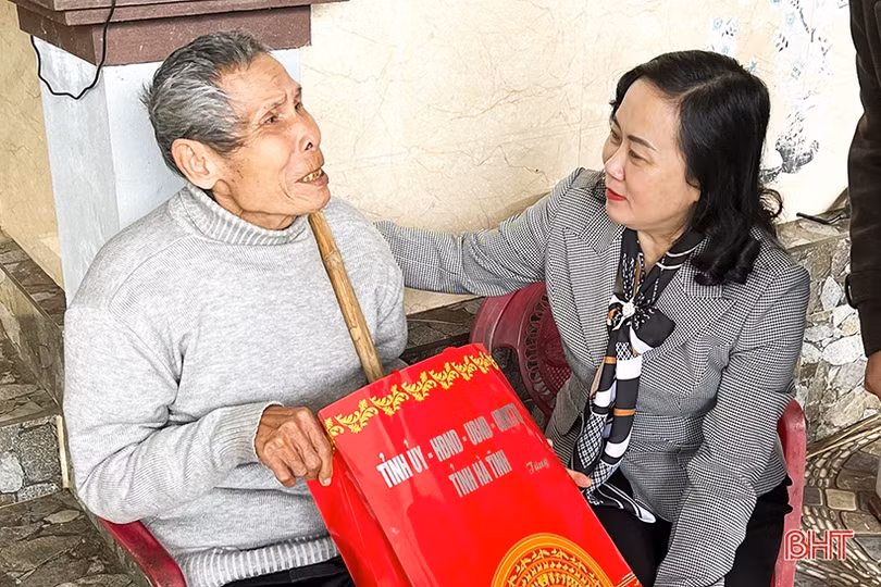 Trưởng ban Dân vận Tỉnh ủy tặng quà tết ở Đức Thọ