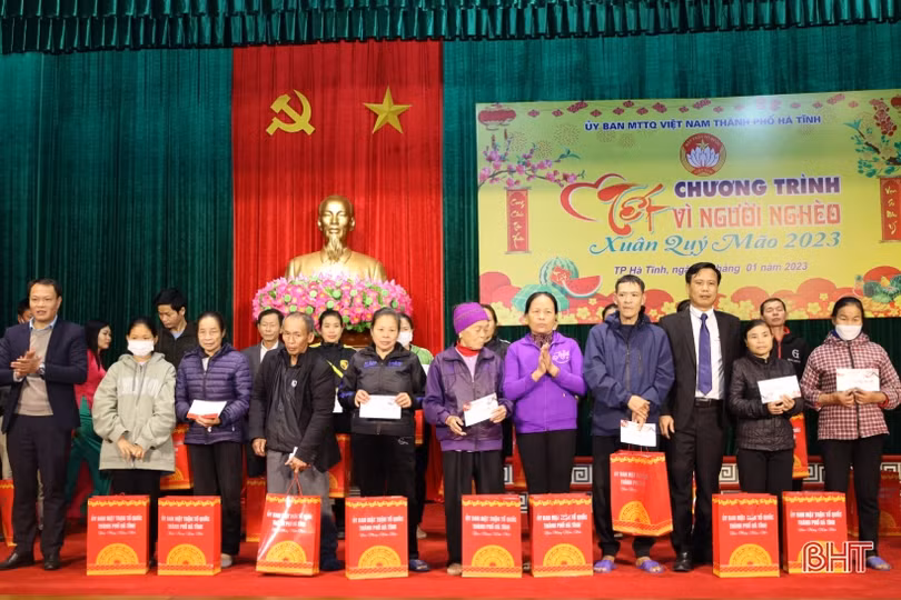 Trao tặng 200 suất quà tết cho hộ nghèo, hộ có hoàn cảnh khó khăn ở TP Hà Tĩnh