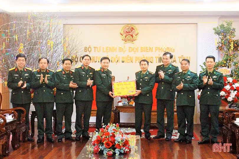 Bộ Tư lệnh Quân khu 4 chúc tết lực lượng vũ trang tỉnh Hà Tĩnh