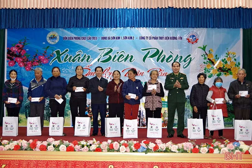Chương trình “Xuân biên phòng, ấm lòng dân bản” trao tặng nhiều suất quà cho hộ nghèo Hương Sơn