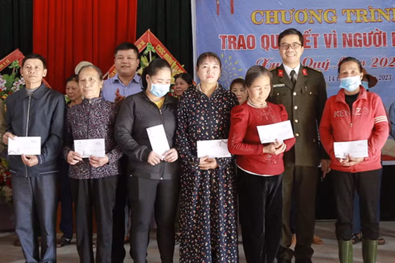 Giám đốc Công an Hà Tĩnh tặng quà tết các gia đình khó khăn ở Hương Khê