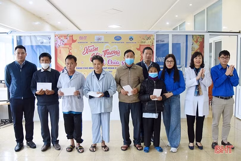 “Xuân yêu thương - Tết chia sẻ” đến với bệnh nhân gặp hoàn cảnh khó khăn ở Hà Tĩnh