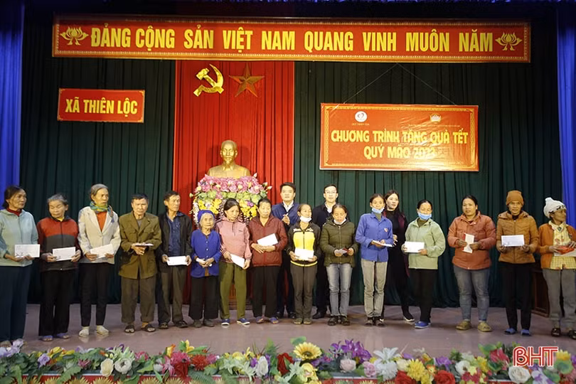 Nhiều phần quà đến với người nghèo, người lao động khó khăn ở Hà Tĩnh