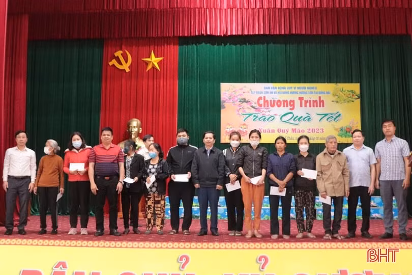 Hội Đồng hương Hương Sơn ở Đồng Nai tặng 100 suất quà cho người nghèo