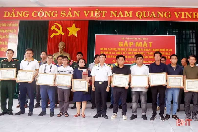 Hoàn thành chuyến thăm, chúc tết cán bộ, chiến sĩ bảo vệ chủ quyền ở thềm lục địa phía Nam của Tổ quốc