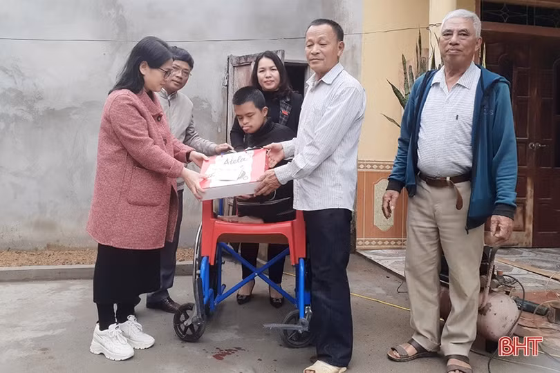 Đoàn ĐBQH Hà Tĩnh thăm, tặng quà tết người lao động và các gia đình chính sách