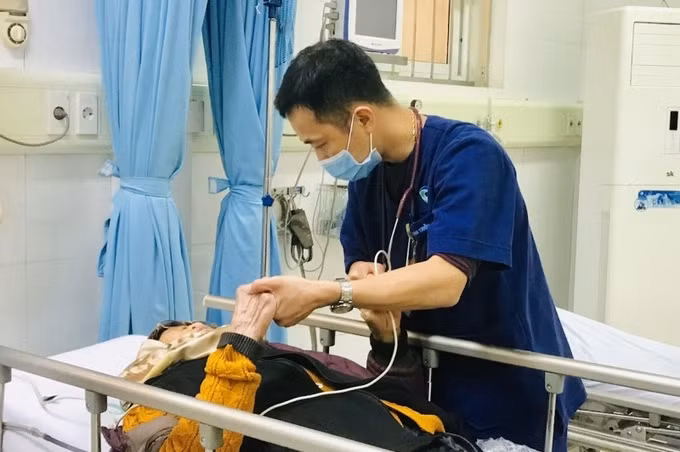 3 điều không được làm khi có người thân bị đột quỵ
