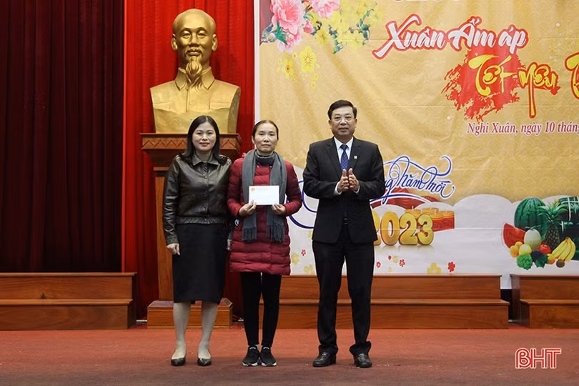 Các địa phương tặng quà tết cho hộ nghèo, người lao động khó khăn