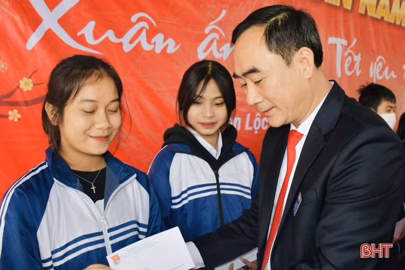 Mang tết yêu thương đến với học sinh nghèo, trẻ em mồ côi 