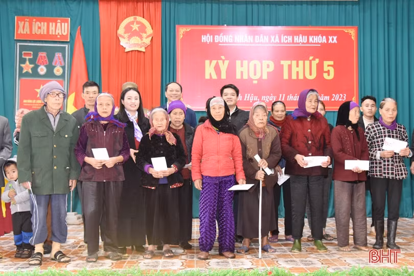 Hàng trăm suất quà tết đến với người nghèo Hà Tĩnh
