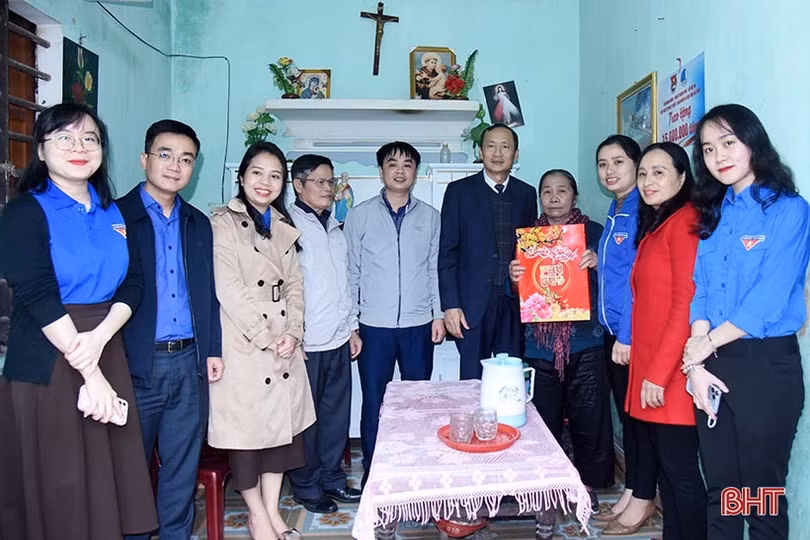 Bí thư Đảng ủy Khối CCQ&DN Hà Tĩnh trao tặng quà tết mẹ Việt Nam anh hùng