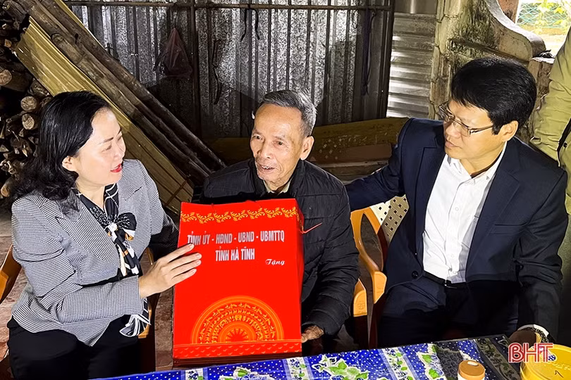 Trưởng ban Dân vận Tỉnh ủy tặng quà tết ở Đức Thọ