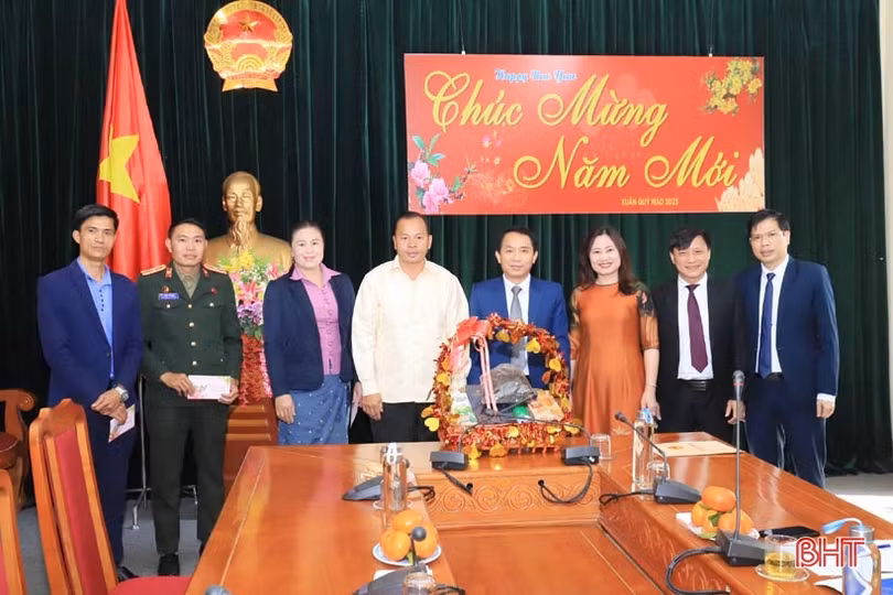 Tiếp tục vun đắp tình đoàn kết giữa các huyện Khăm Cợt, Xay Cham Pon và Hương Sơn