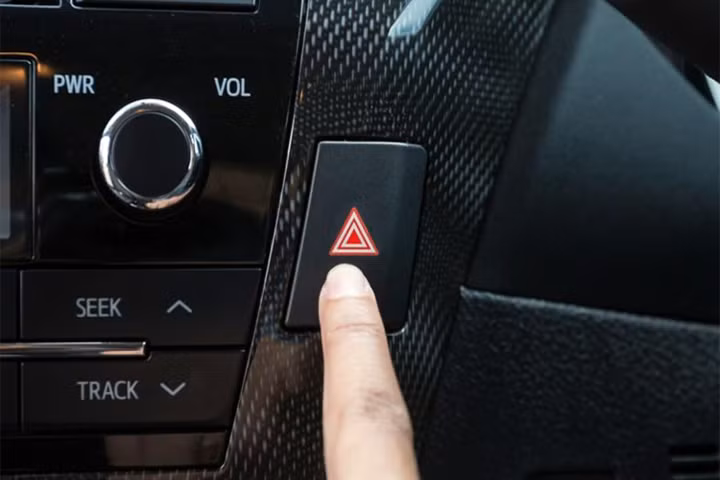 Tài xế Việt dùng đèn cảnh báo nguy hiểm “vô tội vạ”