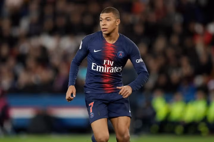 Cuộc đua Chiếc giày vàng châu Âu: Ronaldo áp sát Messi