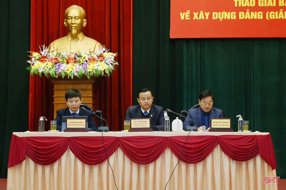 Hà Tĩnh trao thưởng 25 tác phẩm xuất sắc đạt Giải Búa liềm vàng cấp tỉnh năm 2020