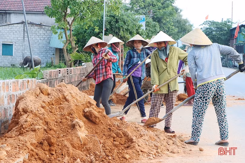 Người dân “quên” ngày nghỉ xây dựng xã nông thôn mới nâng cao ở Hà Tĩnh