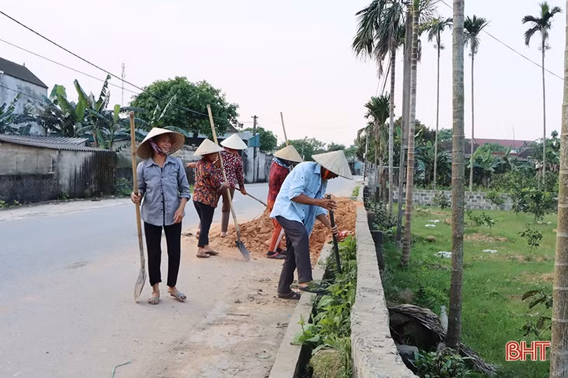 Người dân “quên” ngày nghỉ xây dựng xã nông thôn mới nâng cao ở Hà Tĩnh