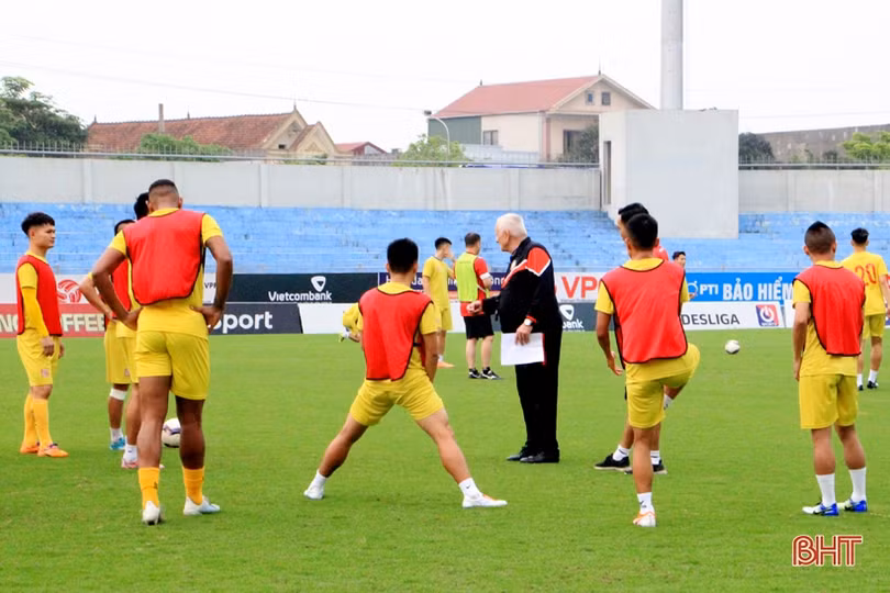 Các cầu thủ xứ Thanh tập làm quen sân Hà Tĩnh