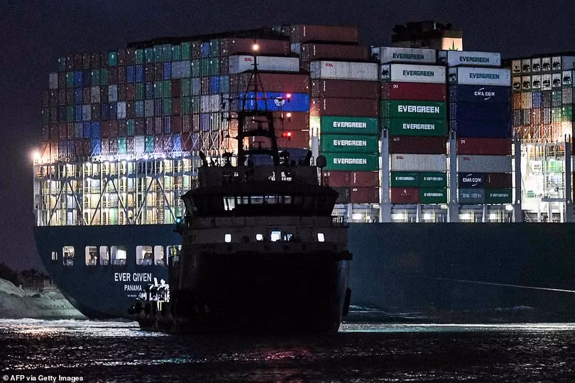 Cận cảnh quá trình giải cứu tàu chắn ngang kênh Suez